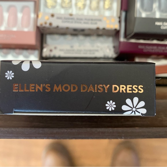 Red Aspen nail dashes (Ellen’s mod daisy dress) - Picture 2 of 2